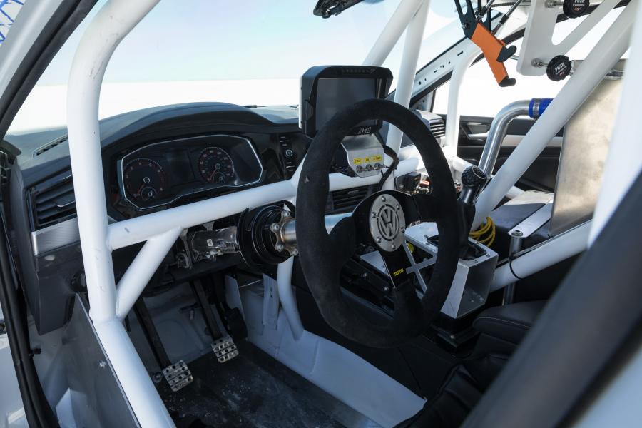 Интерьер Volkswagen Jetta Bonneville Racer 2018 года  (фото 34 из 36)
